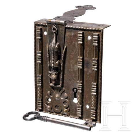 Truhenschloss im Stil der Gotik, Frankreich, 2. Hälfte 19. Jhdt. - photo 1 Truhenschloss im Stil der Gotik, Frankreich, 2. Hälfte 19. Jhdt. - photo 1