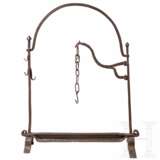 Großer Feuerbock mit schwenkbarem Kesselhaken, Frankreich oder Spanien, 16./17. Jhdt. - Foto 1
