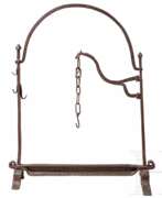 Übersicht. Großer Feuerbock mit schwenkbarem Kesselhaken, Frankreich oder Spanien, 16./17. Jhdt.