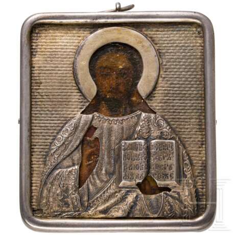 Kleine Ikone mit dem Christus Pantokrator mit Silberoklad, Russland, spätes 19. Jhdt. (Ikone), St. Petersburg, Gebrüder Gratschew, 1908-17 (Oklad) - photo 1 Kleine Ikone mit dem Christus Pantokrator mit Silberoklad, Russland, spätes 19. Jhdt. (Ikone), St. Petersburg, Gebrüder Gratschew, 1908-17 (Oklad) - photo 1