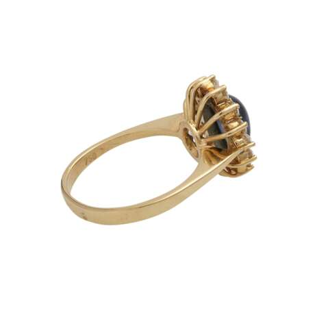 Ring mit ovalem Saphircabochon, umrahmt von 14 Brillanten, - Foto 3