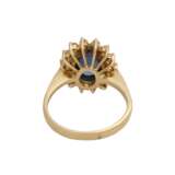 Ring mit ovalem Saphircabochon, umrahmt von 14 Brillanten, - photo 4
