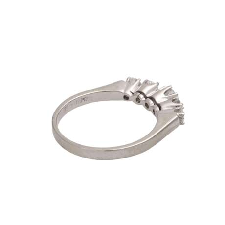 Ring mit 5 Brillanten, zusammen ca. 0,6 ct (punz.), - Foto 3