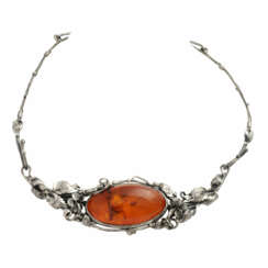 Necklace with oval amber, CA. 4,5x3,3 cm,