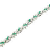 LAUDIER Armband bes. mit 32 Smaragden, zusammen ca. 3,22 ct, - фото 4
