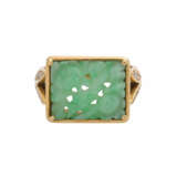 Ring mit feiner apfelgrüner Jadeplatte, rechteckig, graviert, - фото 1