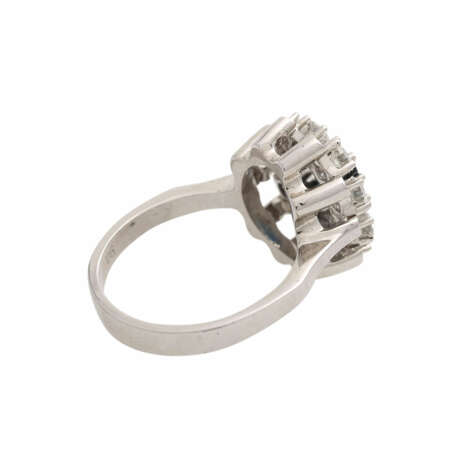 Ring mit ovalem Saphir umrahmt von 10 Brillanten, zusammen ca. 0,9 ct, - photo 3
