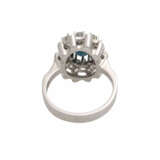 Ring mit ovalem Saphir umrahmt von 10 Brillanten, zusammen ca. 0,9 ct, - Foto 4