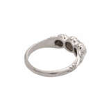 Ring mit 3 Diamanten, zusammen ca. 0,45 ct, HFW-WEISS (E-H)/VS, - фото 3