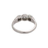 Ring mit 3 Diamanten, zusammen ca. 0,45 ct, HFW-WEISS (E-H)/VS, - фото 4