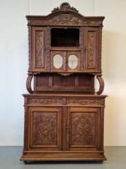 Buffet sculpté en bois. Chêne. Hollande. Années 1910. Dimensions : hauteur 243 cm ; largeur 130 cm ; profondeur 51 cm.