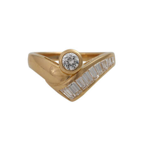 Ring mit 1 Brillant und 10 Diamanten im Baguette-/Trapezschliff, - фото 1