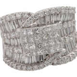 Ring mit 24 Diamantcarrés, 40 Brillanten und ca. 70 Diamanten - Foto 5