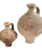 Divers objets anciens. Zwei Amphoren