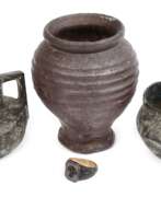 Divers objets anciens. Drei antike Gefäße