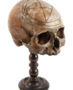 Divers objets anciens. Barocker Schwurschädel