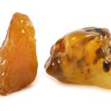 Zwei Rohbernsteine - Foto 1