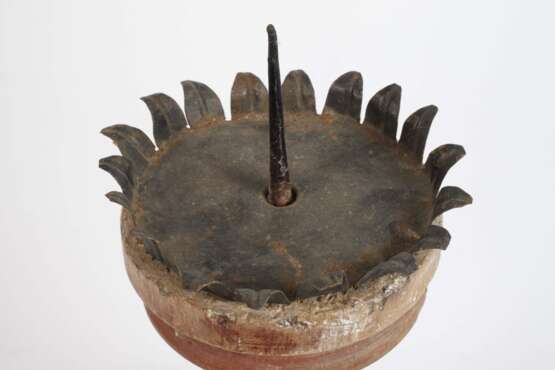 Geschnitzter Scheibenleuchter - photo 2