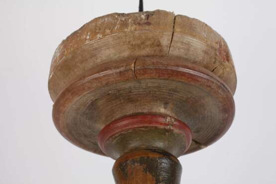 Geschnitzter Scheibenleuchter - photo 4