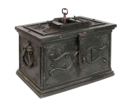 Klassizistische Eisentruhe - фото 1