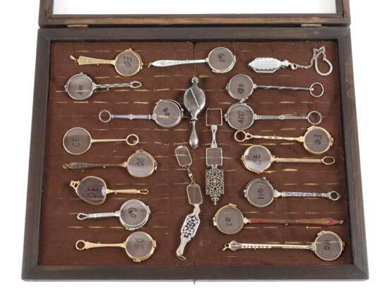 Sammlung Lorgnetten im Schaukasten - photo 1