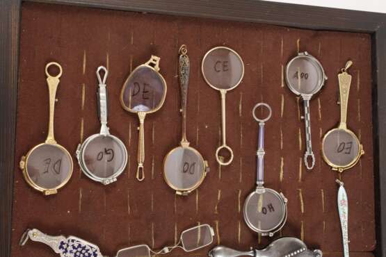 Sammlung Lorgnetten im Schaukasten - photo 2