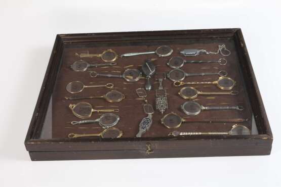 Sammlung Lorgnetten im Schaukasten - photo 4
