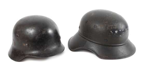 Zwei Stahlhelme 2. Weltkrieg - Foto 1