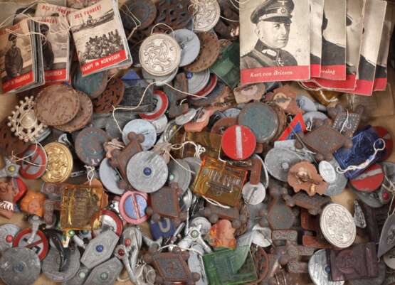 Konvolut WHW-Abzeichen - photo 1 Konvolut WHW-Abzeichen - photo 1