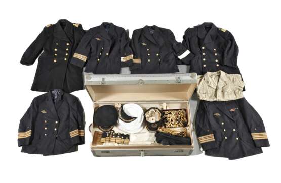 Seemannskoffer mit Marineuniform - photo 1