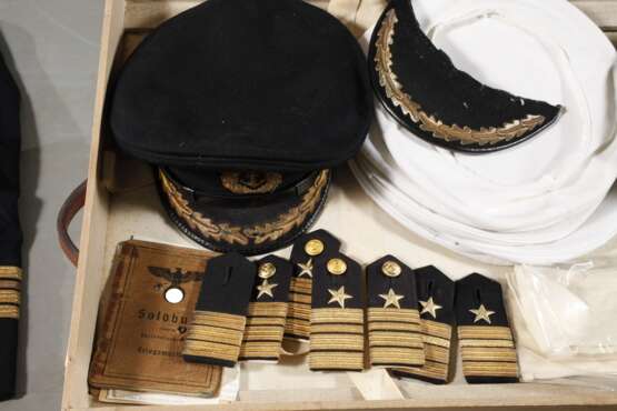 Seemannskoffer mit Marineuniform - photo 2