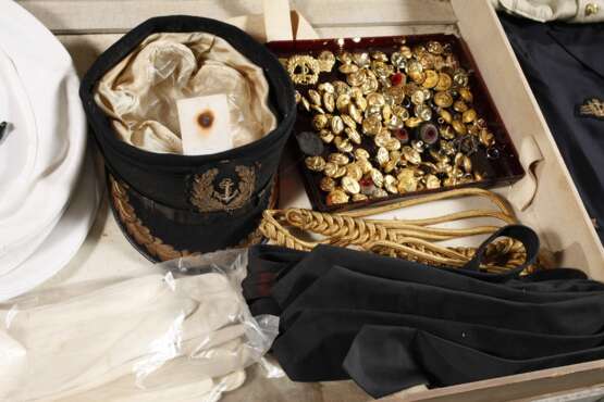 Seemannskoffer mit Marineuniform - photo 3