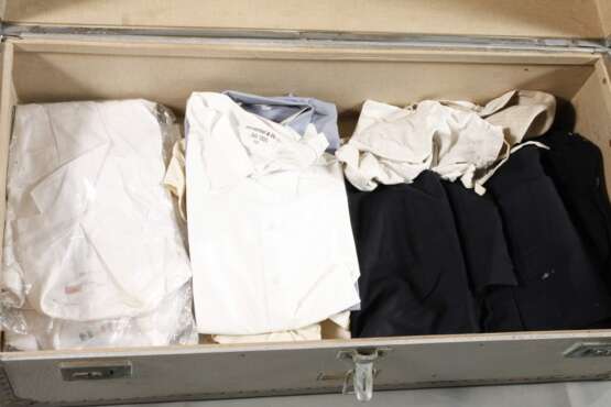 Seemannskoffer mit Marineuniform - photo 4