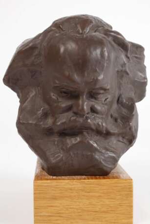 Meissen Karl-Marx-Büste als Ehrengeschenk der BVfS - photo 2 Meissen Karl-Marx-Büste als Ehrengeschenk der BVfS - photo 2