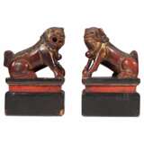 19th Century Pair of Chinese Guardian Lions in Red and Gold Lacquer Naturholz 19th century - Foto 1