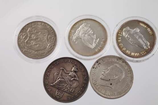 Konvolut Silbermedaillen und -münzen - photo 5 Konvolut Silbermedaillen und -münzen - photo 5