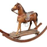 Pferd als Reittier auf Rädern mit Wippe - photo 1
