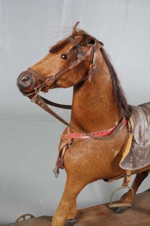 Pferd als Reittier auf Rädern mit Wippe - photo 2