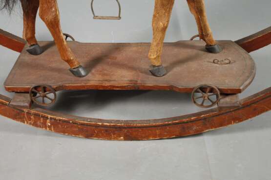 Pferd als Reittier auf Rädern mit Wippe - photo 5