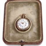 Feine Hängeuhr mit Diamanten und Perlen - фото 1