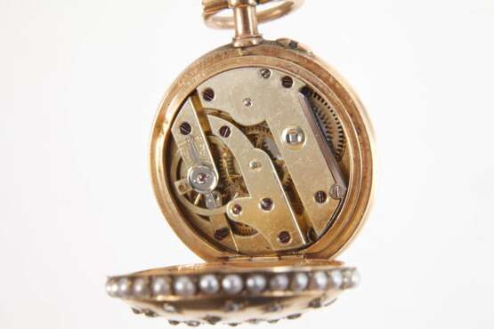 Feine Hängeuhr mit Diamanten und Perlen - фото 2 Feine Hängeuhr mit Diamanten und Perlen - фото 2