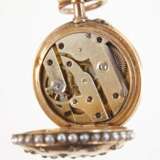 Feine Hängeuhr mit Diamanten und Perlen - фото 2