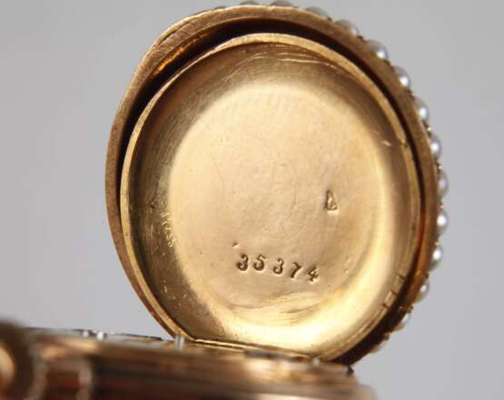 Feine Hängeuhr mit Diamanten und Perlen - фото 3 Feine Hängeuhr mit Diamanten und Perlen - фото 3