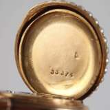 Feine Hängeuhr mit Diamanten und Perlen - фото 3