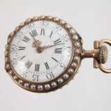 Feine Hängeuhr mit Diamanten und Perlen - фото 4