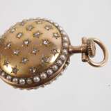 Feine Hängeuhr mit Diamanten und Perlen - фото 5
