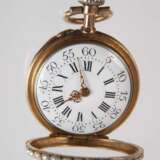 Feine Hängeuhr mit Diamanten und Perlen - фото 6