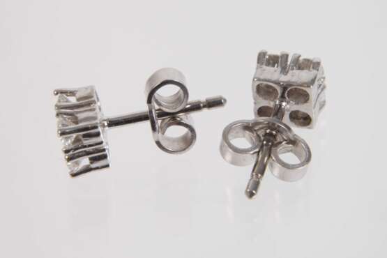 Paar Ohrstecker mit Brillanten - photo 3 Paar Ohrstecker mit Brillanten - photo 3