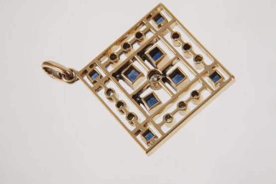 Art déco-Anhänger mit Saphiren und Diamanten - photo 3 Art déco-Anhänger mit Saphiren und Diamanten - photo 3