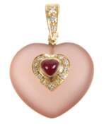 Catalogue des produits. Herzanhänger mit Diamanten und Rubin